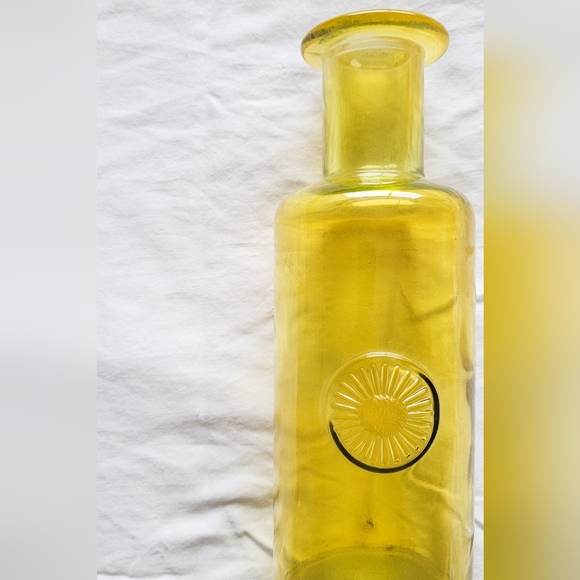 Lime green vase - Picture 2 of 3